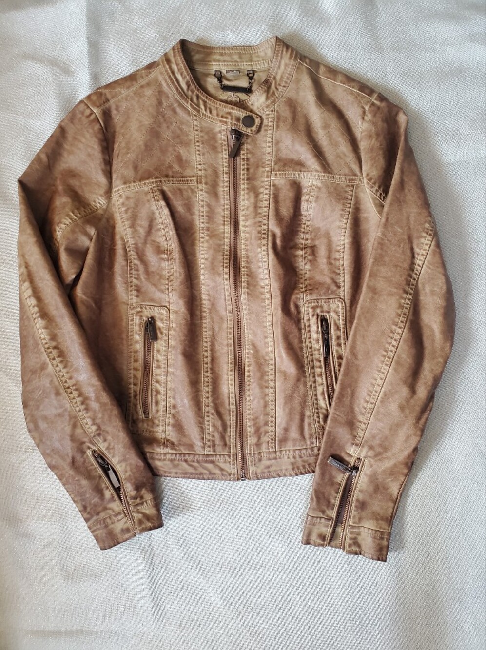 JOUJOU TAN FAUX LEATHER MOTO JACKET. FULL ZIP FRONT, ZIP POCKETS,CUFFS WOMEN'S M